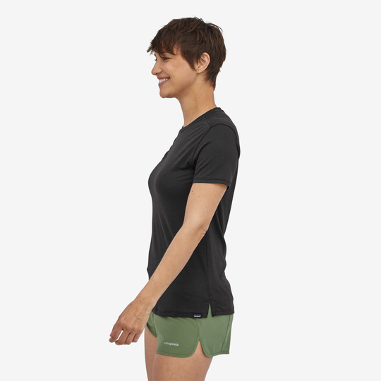 Woman wearing W's Cap Cool Merino Blend Shirt in black, side view.