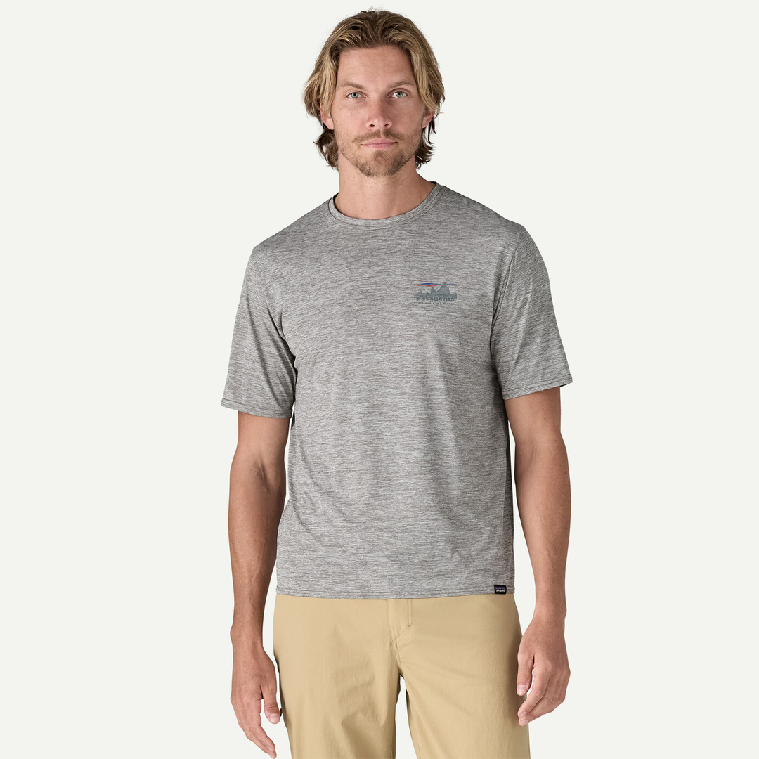 M's Cap Cool Daily Graphic Shirt, versatile technical shirt in light gray, features quick-dry, odor control, recycled polyester.