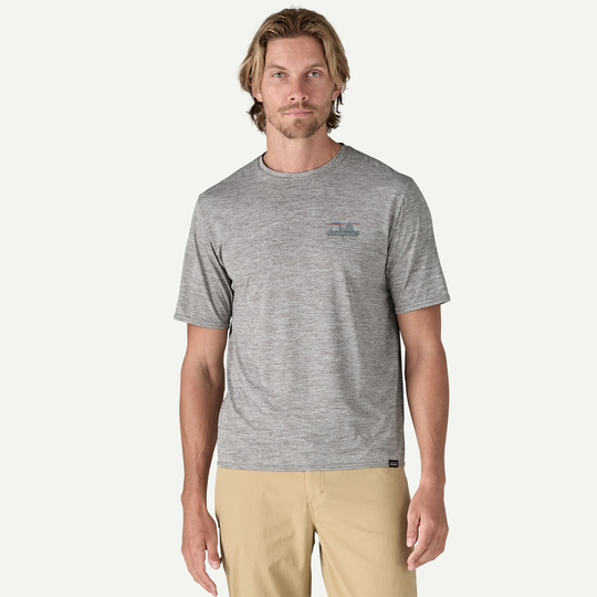 M's Cap Cool Daily Graphic Shirt, versatile technical shirt in light gray, features quick-dry, odor control, recycled polyester.