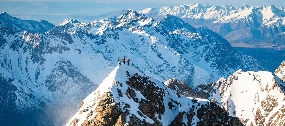 The North Face: alpinisti su una vetta innevata