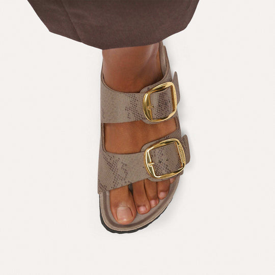Birkenstock Arizona Big Buckle Synthetics Python Gray Taupe, 1032891: dettaglio del sandalo indossato
