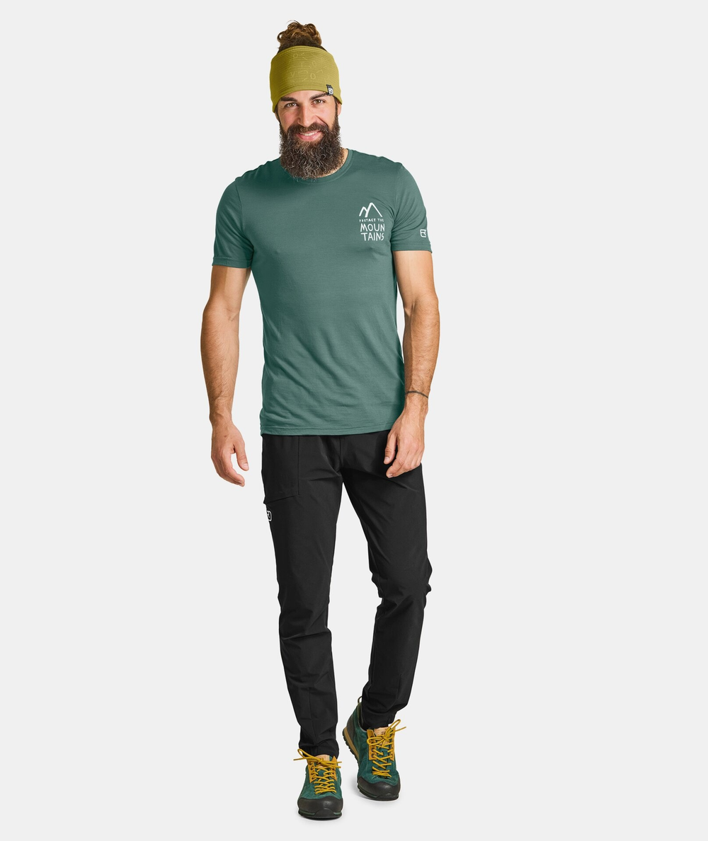 Man wearing green 120 Cool Tec Mtn Duo TS M t-shirt for mountain sports.