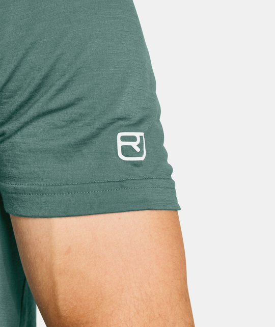 Men's 120 Cool Tec Mtn Duo TS M with merino wool and Tencel, green shirt sleeve detail.