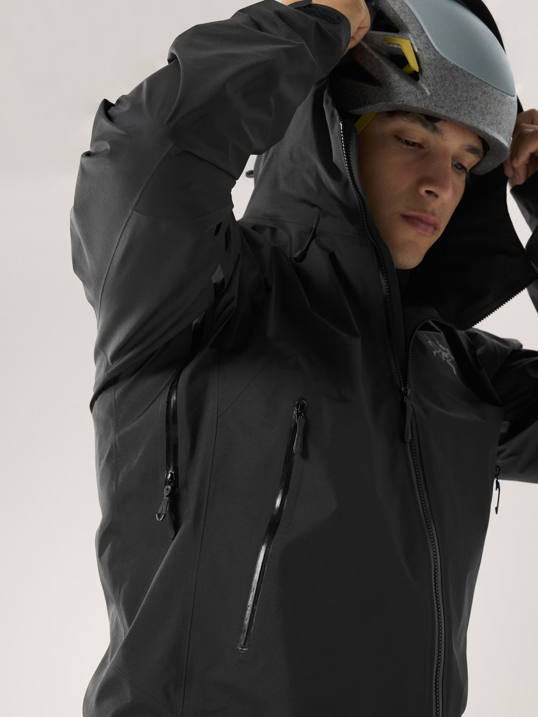 Beta SL Jacket M in nero, impermeabile, antivento, uomo che indossa cappuccio compatibile con casco.