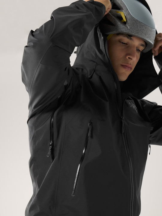 Beta SL Jacket M in nero, impermeabile, antivento, uomo che indossa cappuccio compatibile con casco.