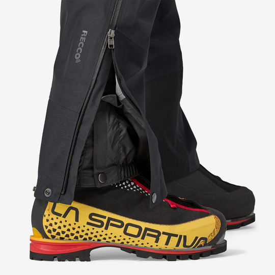 Pantaloni alpinistici M's Triolet in GORE-TEX® a 3 strati, PFC-free, con zip laterali e riflettore RECCO®.