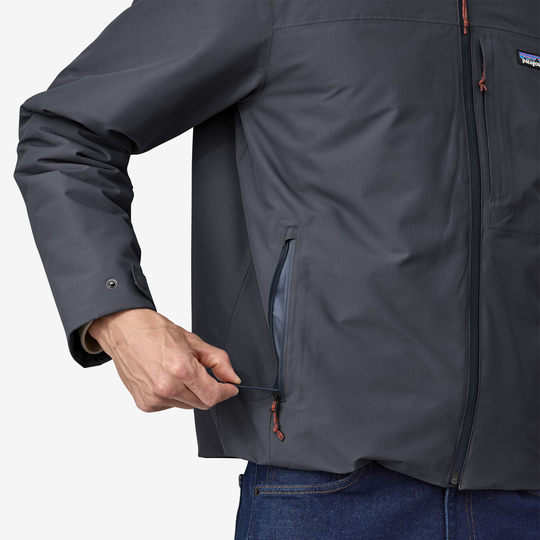 Windshadow Jkt waterproof jacket in recycled polyester with adjustable features.