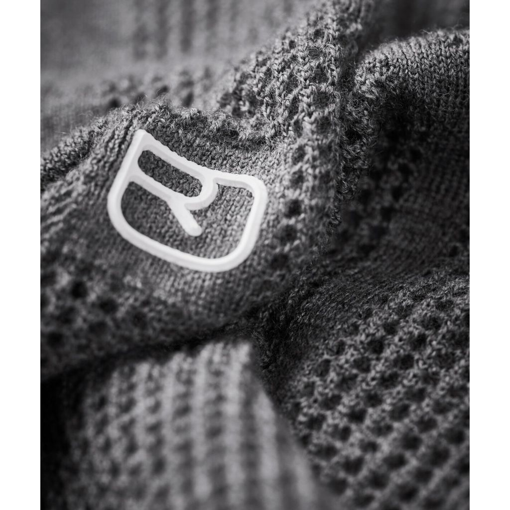 Merino Thermovent SP fabric texture showing breathable mesh and logo detail.