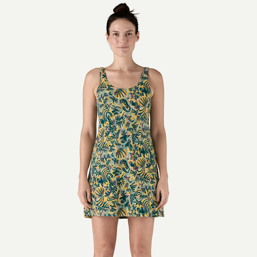 Vestito sportivo leggero e versatile in tessuto misto nylon riciclato ed elastan, con pantaloncini nascosti; ideale per attività all'aperto.