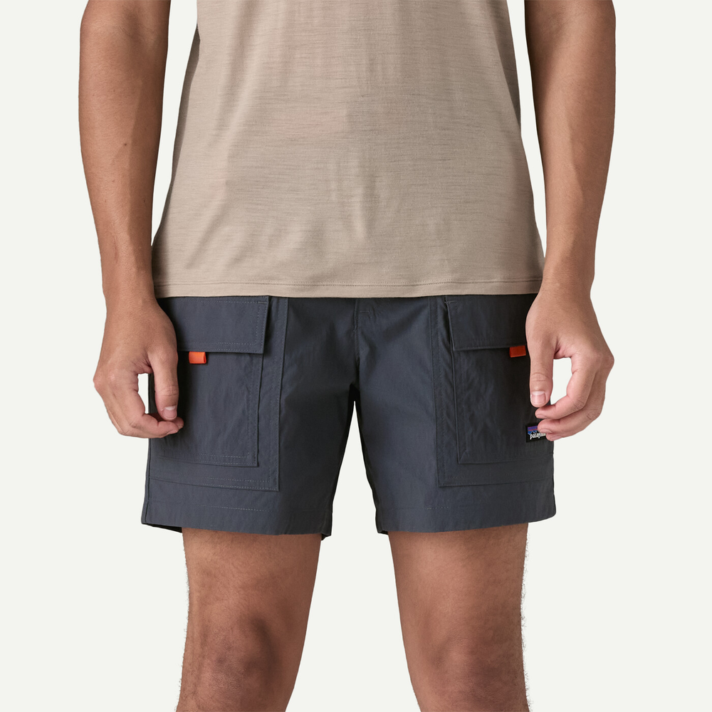 Shorts multifunzionali uomo in nylon riciclato, colore scuro, con tasche cargo e cintura integrata regolabile.