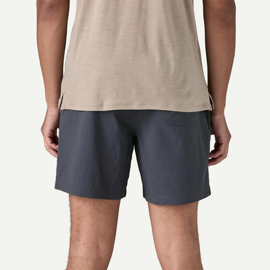 Shorts da uomo outdoor blu scuro in nylon riciclato, tasca posteriore, lunghezza 15 cm.