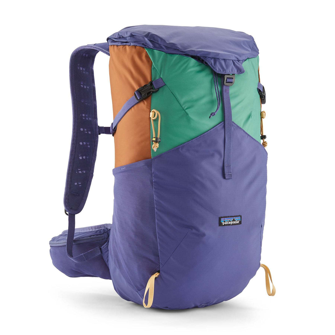 Terravia Pack 28L with front pocket and breathable back insert, made of recycled nylon.