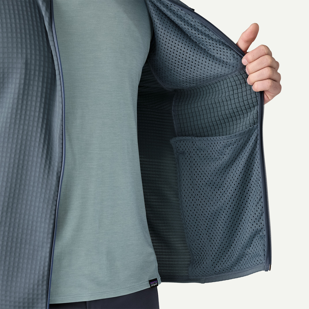 Lightweight and breathable R1 Jkt with adjustable pockets and minimalist design.