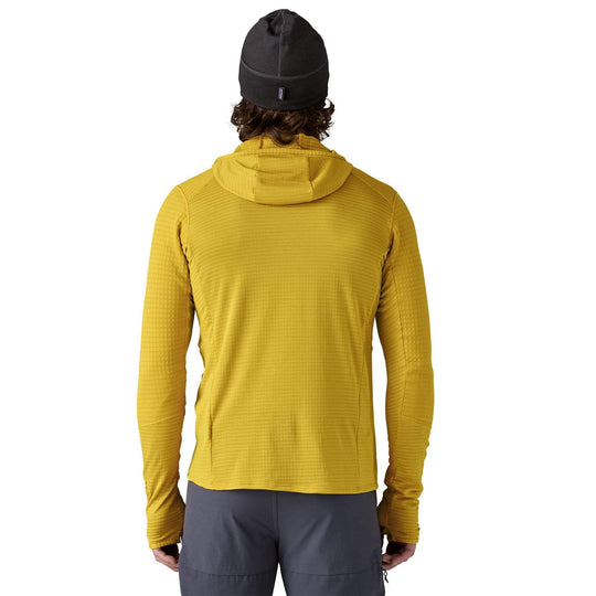 M's R1 Hoody Uomo con M's R1 P/O Hoody giallo, visione posteriore, tessuto tecnico traspirante, cappuccio e vestibilità attillata.