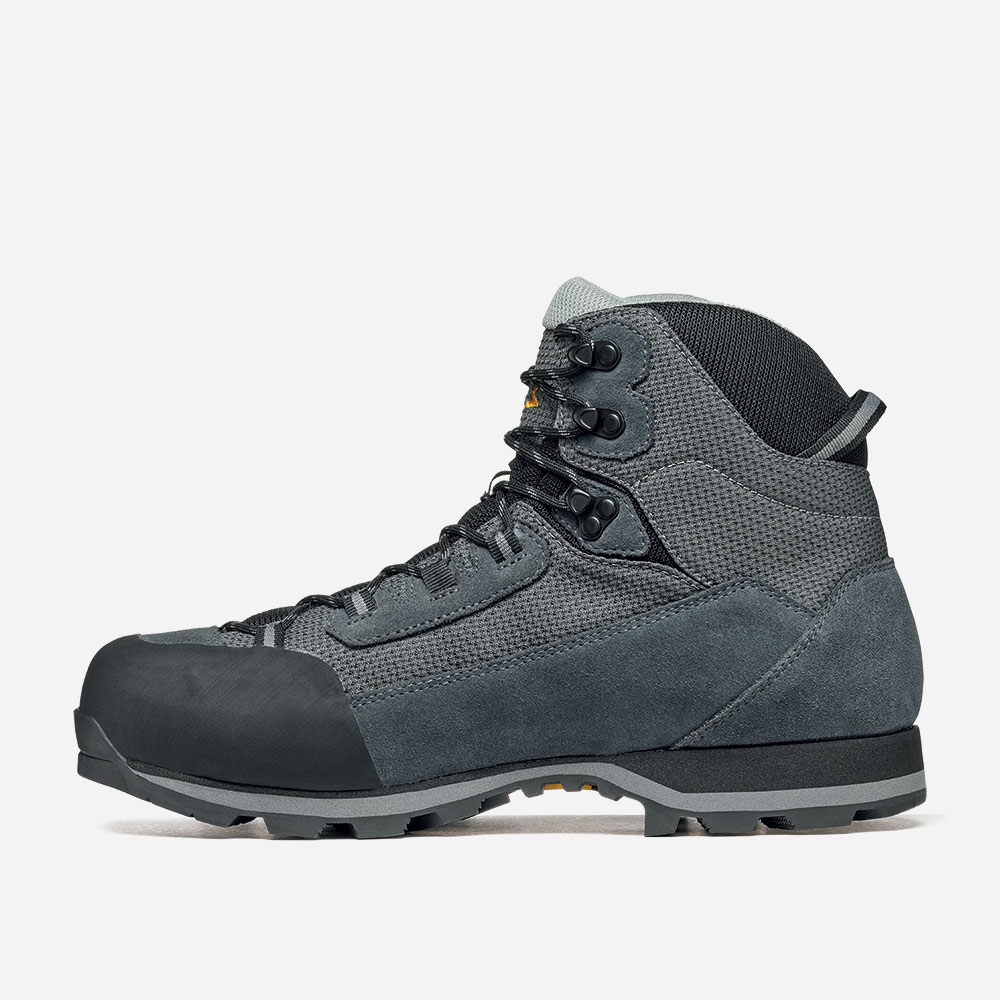 Lightweight Lagorai II Gtx trekking boots, waterproof with suede and mesh upper.