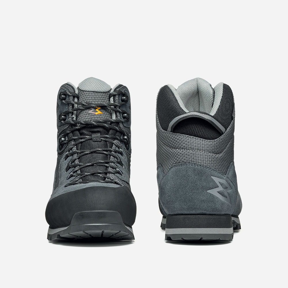 Lightweight Lagorai II Gtx trekking boots, waterproof suede and mesh design.