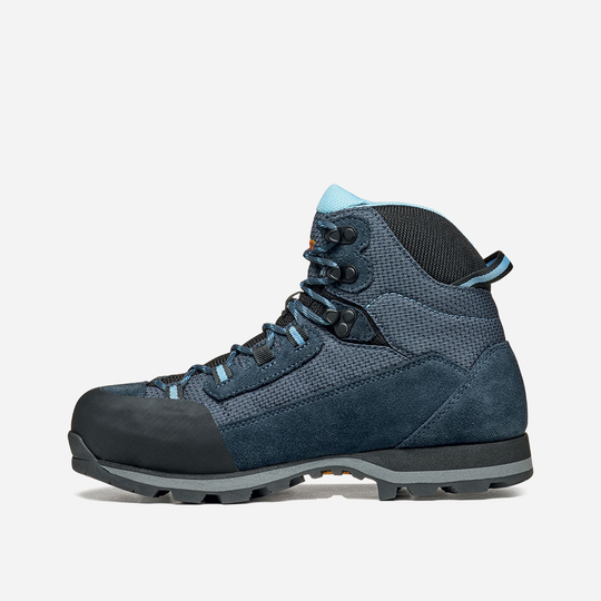 Lightweight and versatile Lagorai II Gtx trekking boots with suede and mesh upper.