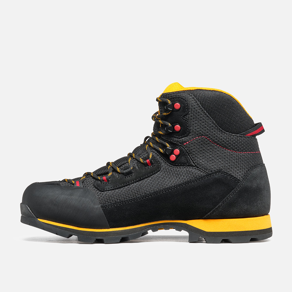Lightweight and versatile Lagorai II Gtx trekking boots with waterproof suede and mesh upper.