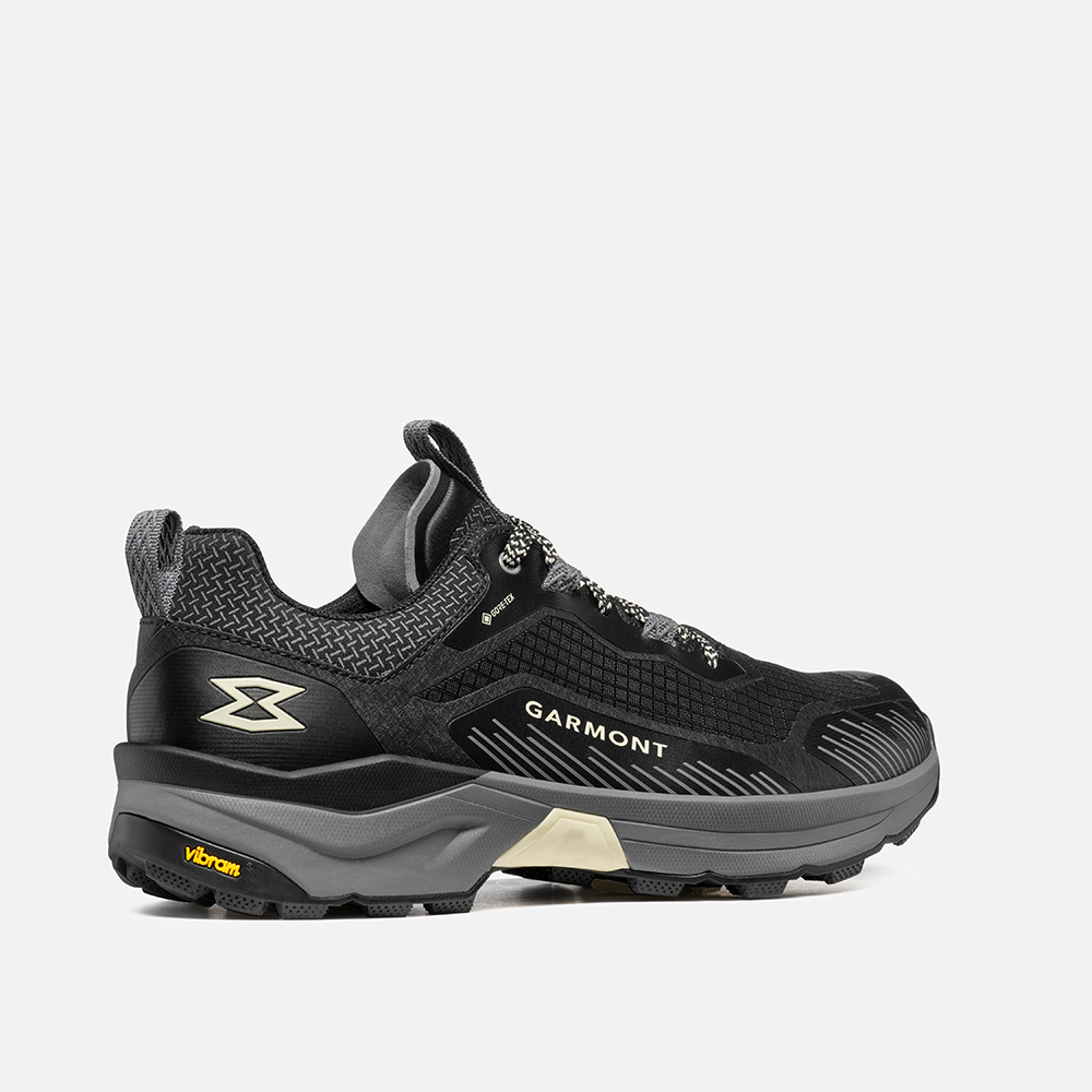 Lightweight black hiking shoe, 9.81 Engage Gtx, with waterproof design and technical polyester upper.