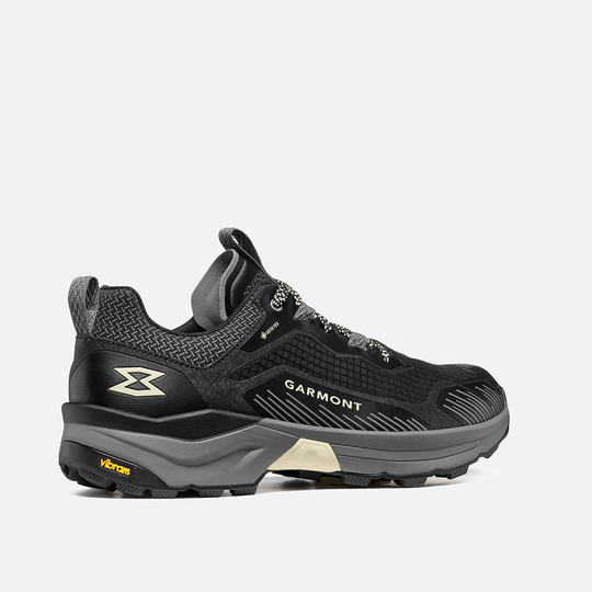 Lightweight black hiking shoe, 9.81 Engage Gtx, with waterproof design and technical polyester upper.
