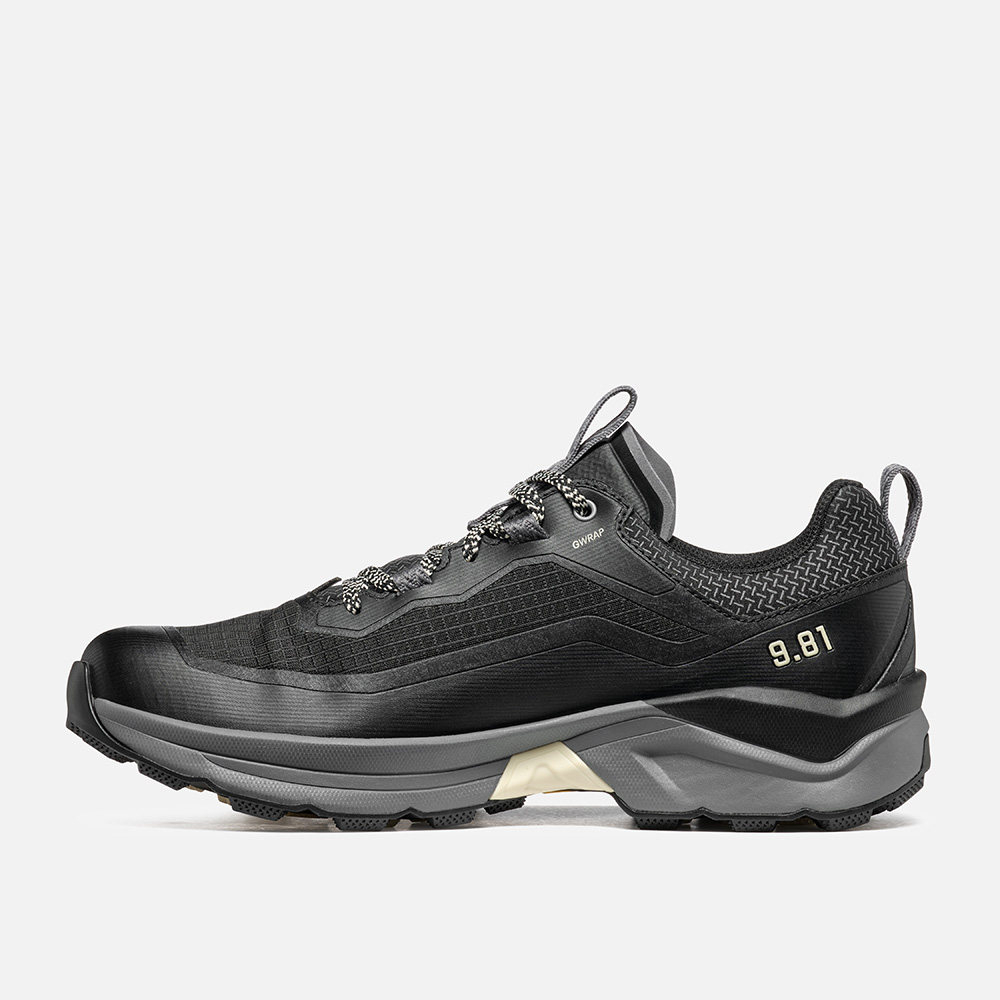 Lightweight waterproof hiking shoes, 9.81 Engage Gtx, for fast walks on rough terrains.