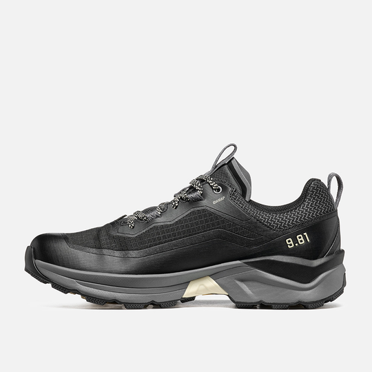 Lightweight waterproof hiking shoes, 9.81 Engage Gtx, for fast walks on rough terrains.