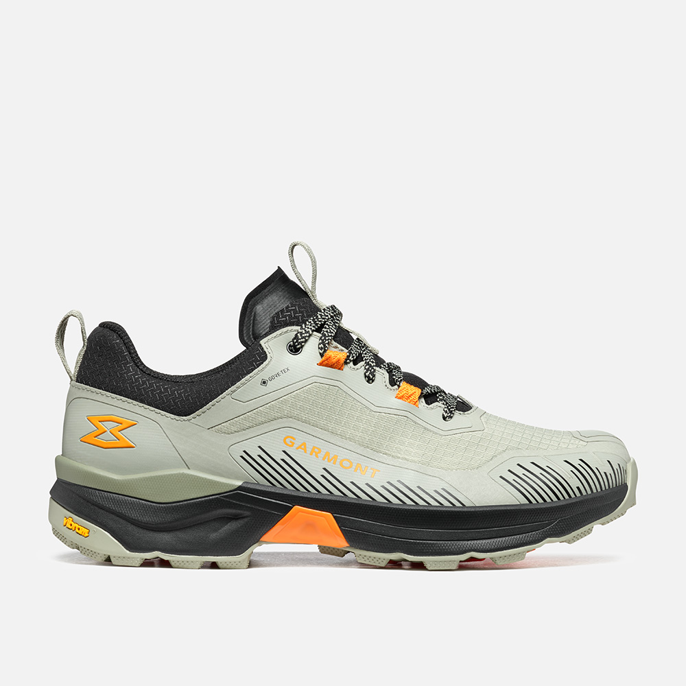 Lightweight waterproof hiking shoes 9.81 Engage Gtx with technical polyester upper and G-WRAP stability technology.