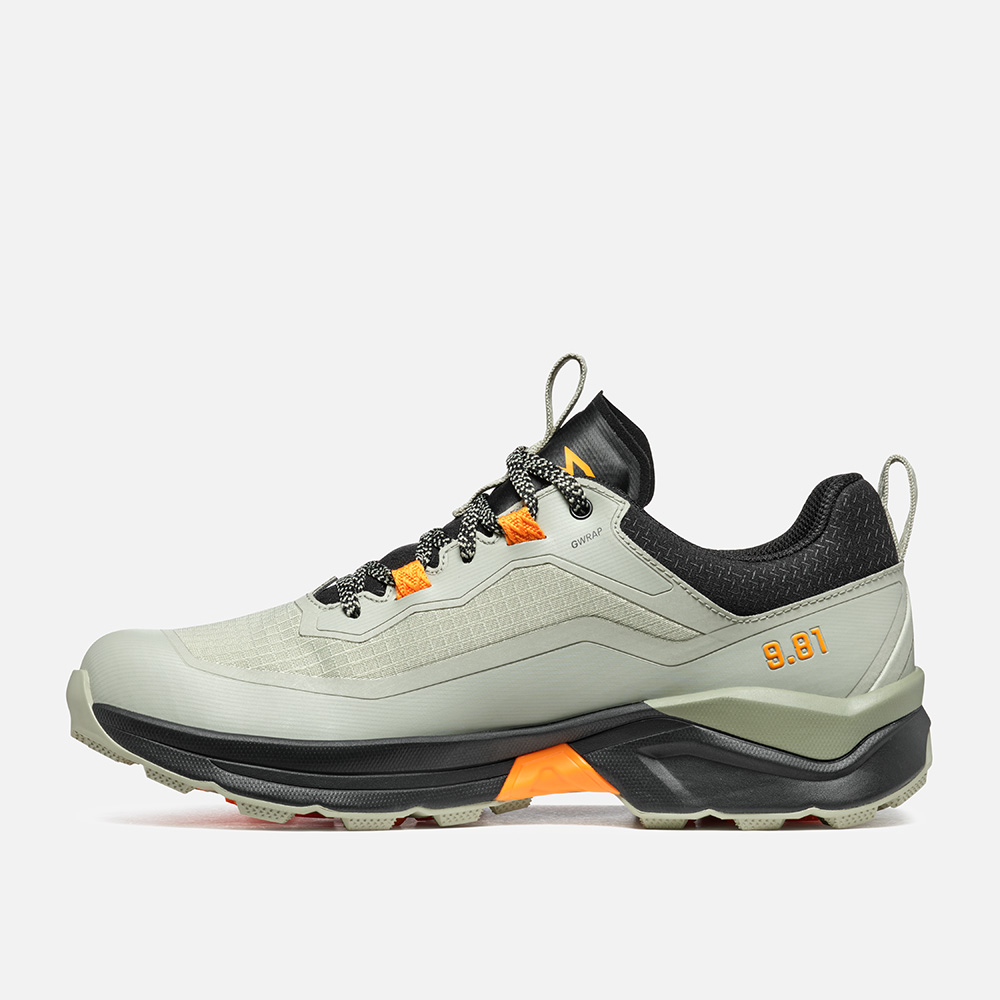 Lightweight waterproof hiking shoes '9.81 Engage GTX' with G-WRAP technology, ideal for uneven terrain.