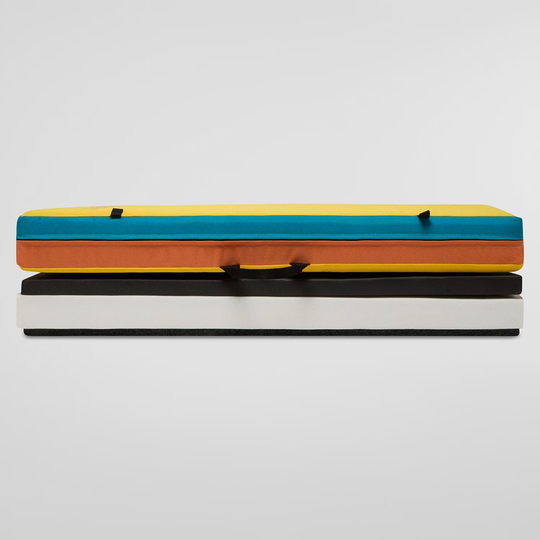 Allez crash pad with durable nylon layers and ergonomic design for bouldering.