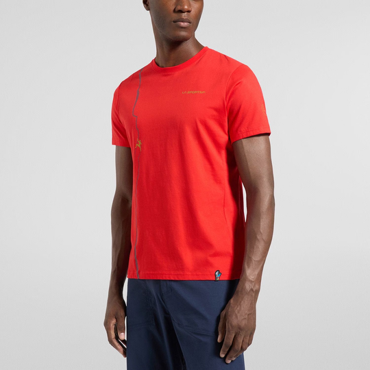 Route T-Shirt M in vibrant red, featuring a slim fit and crafted from 100% organic cotton.