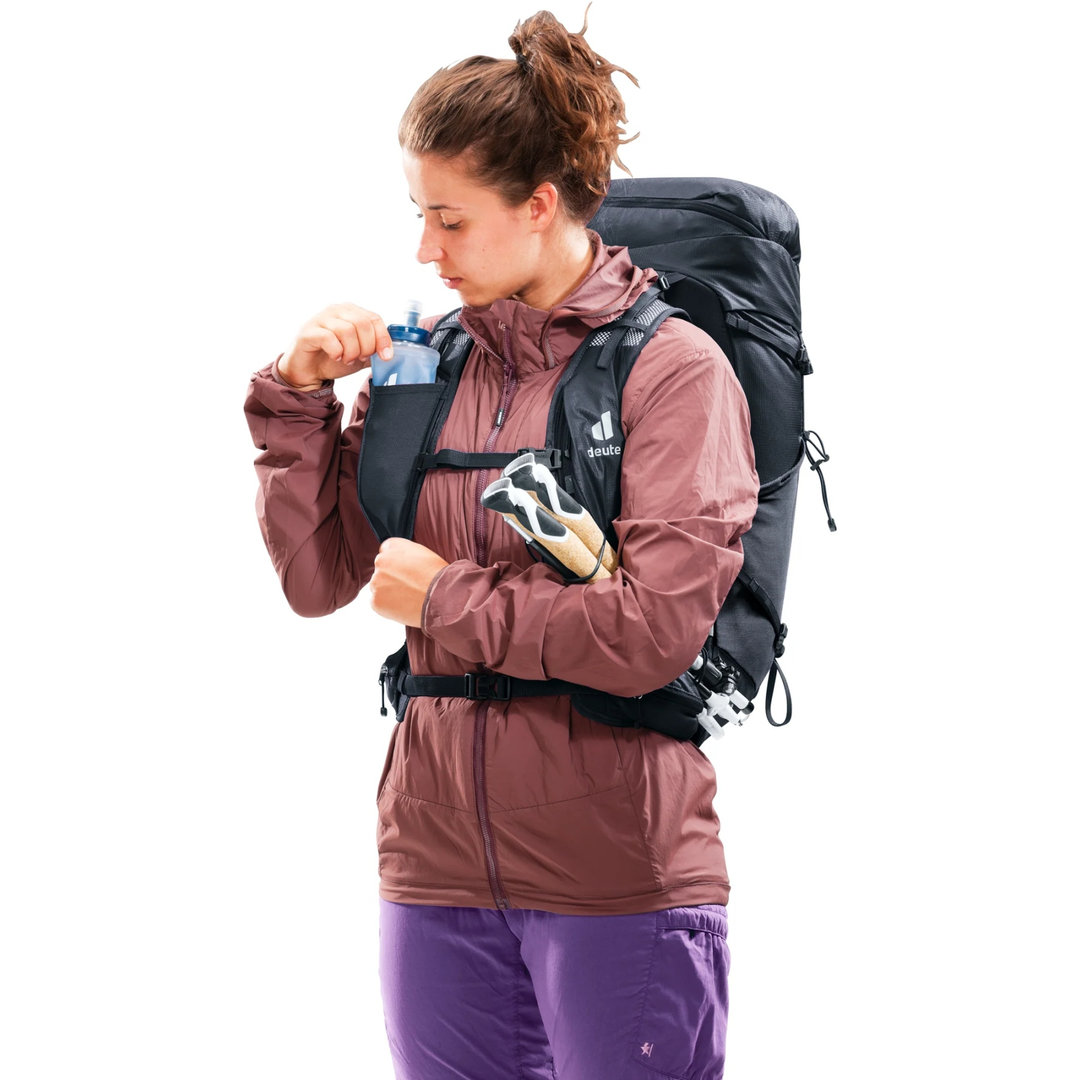 Lightweight Speed Lite Pro 28 SL backpack for speed hiking, featuring perforated straps and comfortable fit.
