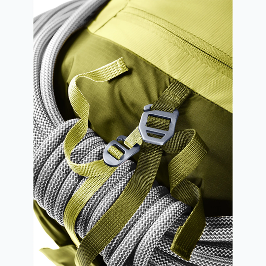 Versatile zaino Guide 30 with rope attachment and sleek design.