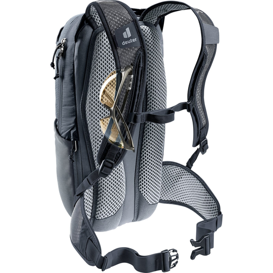 Zaino per bici Deuter Race 8 con sistema Airstripes, leggero, tasche elastiche, spallacci in mesh, e coprizaino antipioggia.