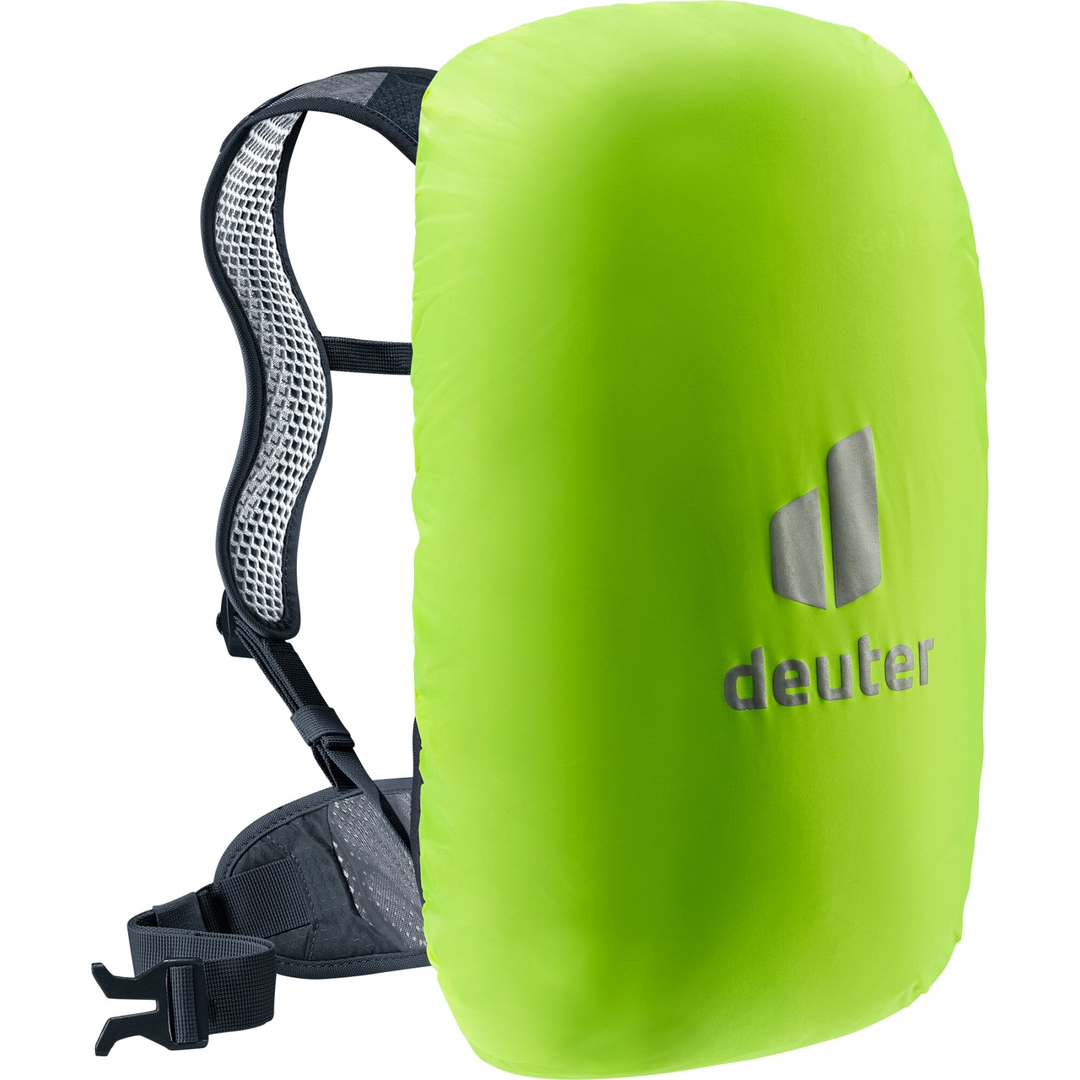 Zaino per bici Deuter Race 8 con copertura antipioggia verde, spallacci in mesh, e cintura sternale.