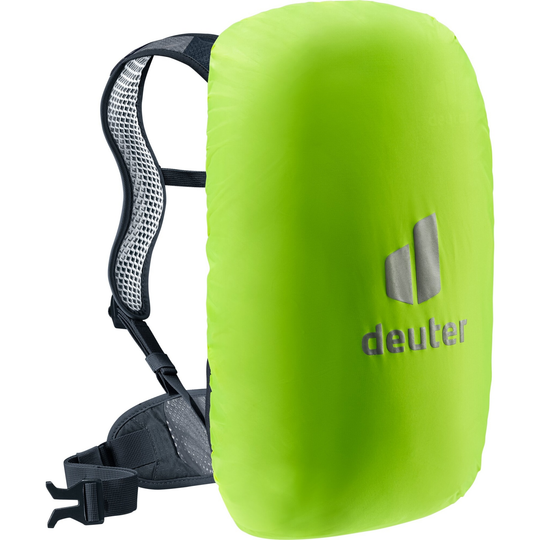 Zaino per bici Deuter Race 8 con copertura antipioggia verde, spallacci in mesh, e cintura sternale.