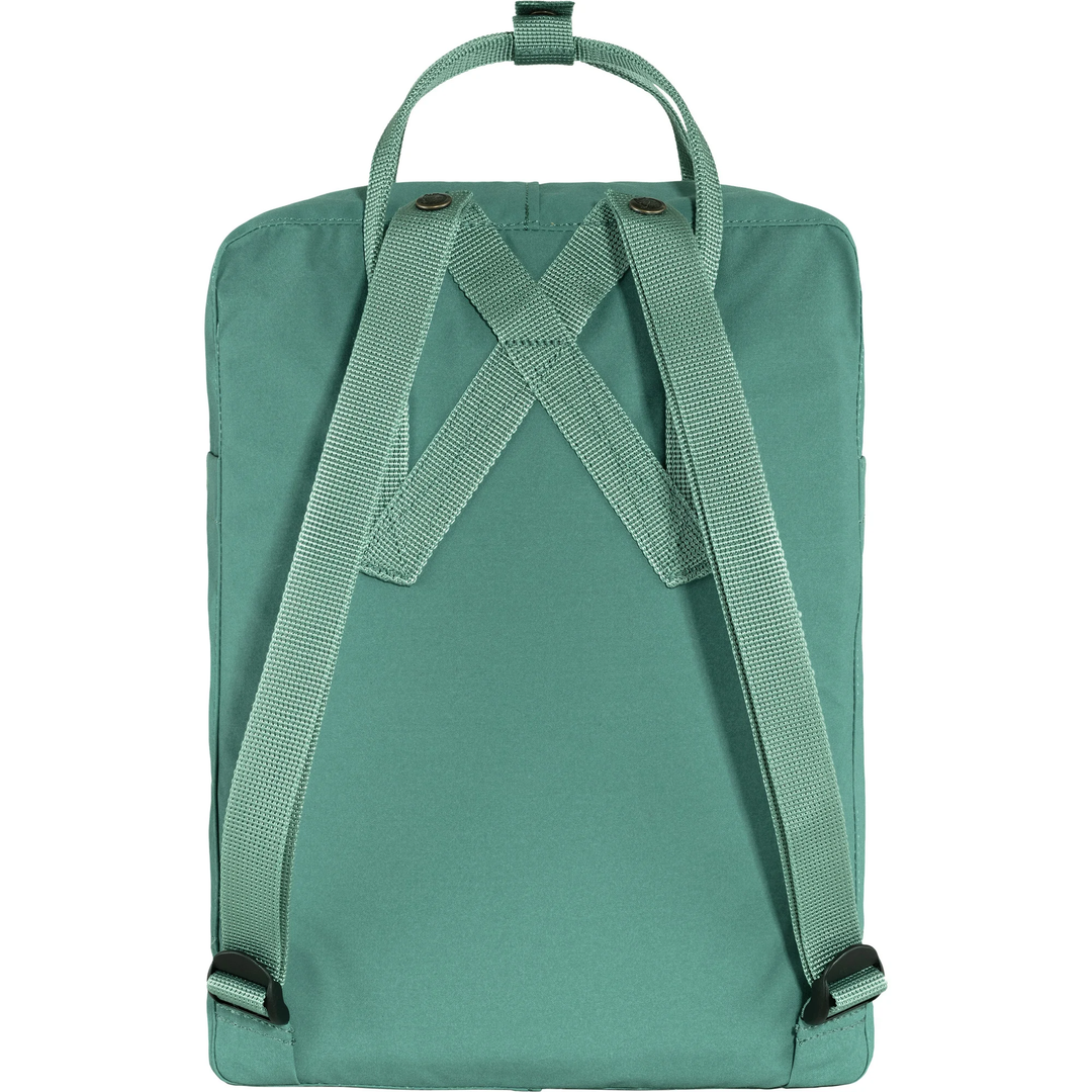 Zaino Kånken verde con spallacci e maniglia superiore.