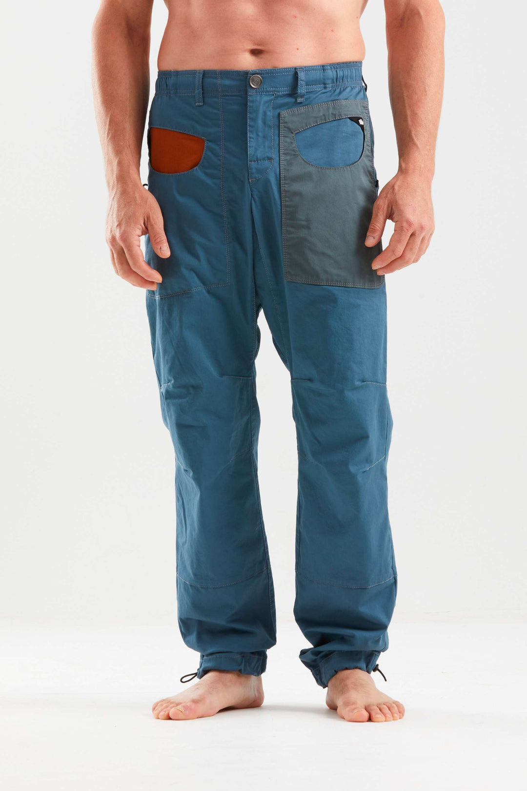 Pantaloni outdoor elasticizzati in cotone biologico con tasche a contrasto e vita regolabile, slim fit e made in Italy