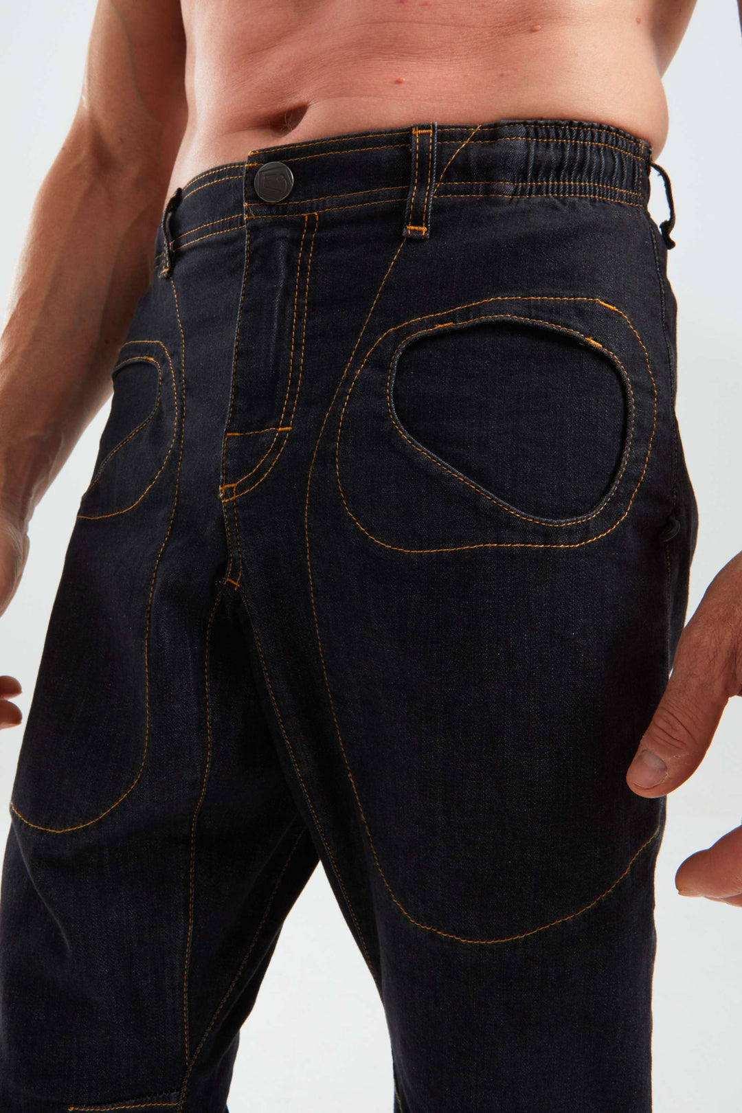 Pantaloni outdoor e climbing in denim resistenti e slim fit con logo eco-pelle e design italiano