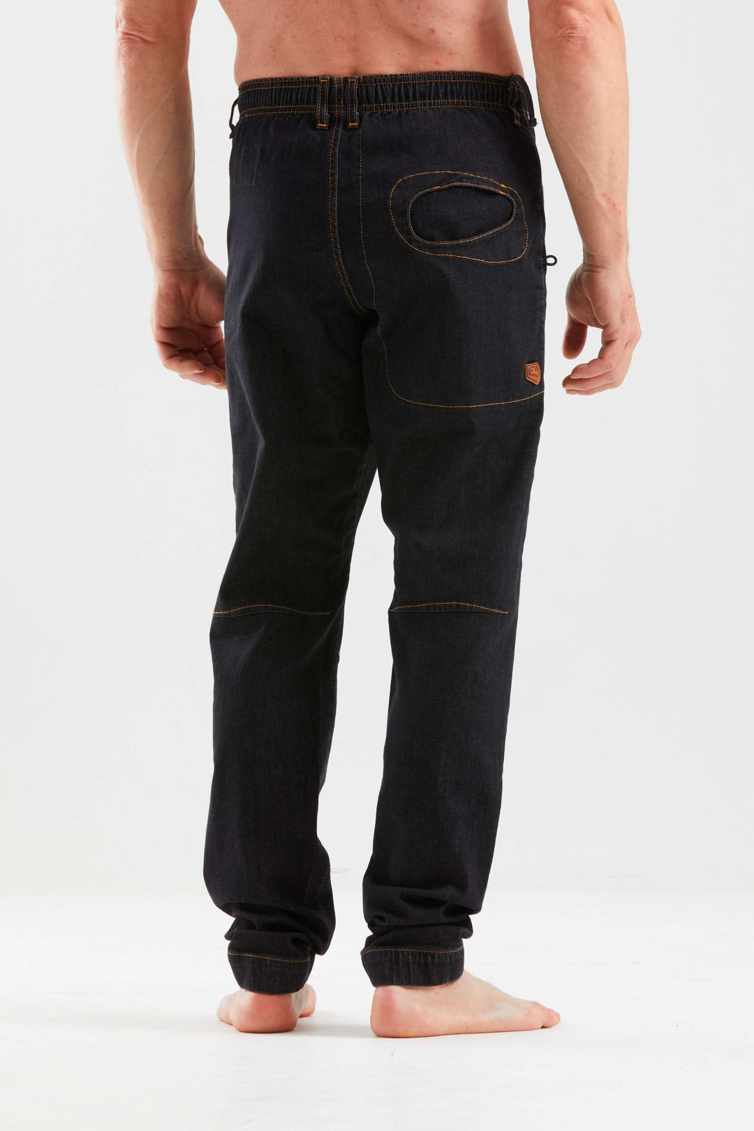 Pantaloni outdoor e climbing in denim resistenti e slim fit con elastico interno, logo eco-pelle e ricamo, made in Italy