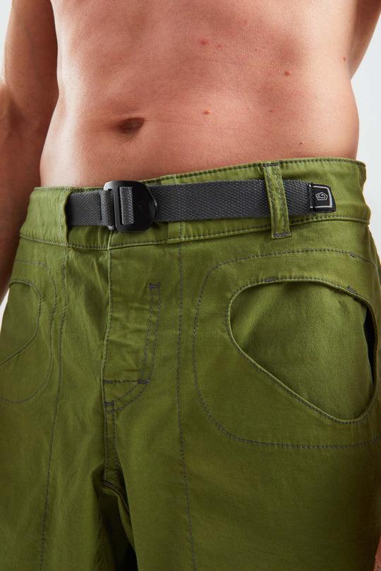 Shorts outdoor e climbing in cotone biologico con cintura regolabile e logo ricamato, perfetti per attività all'aperto