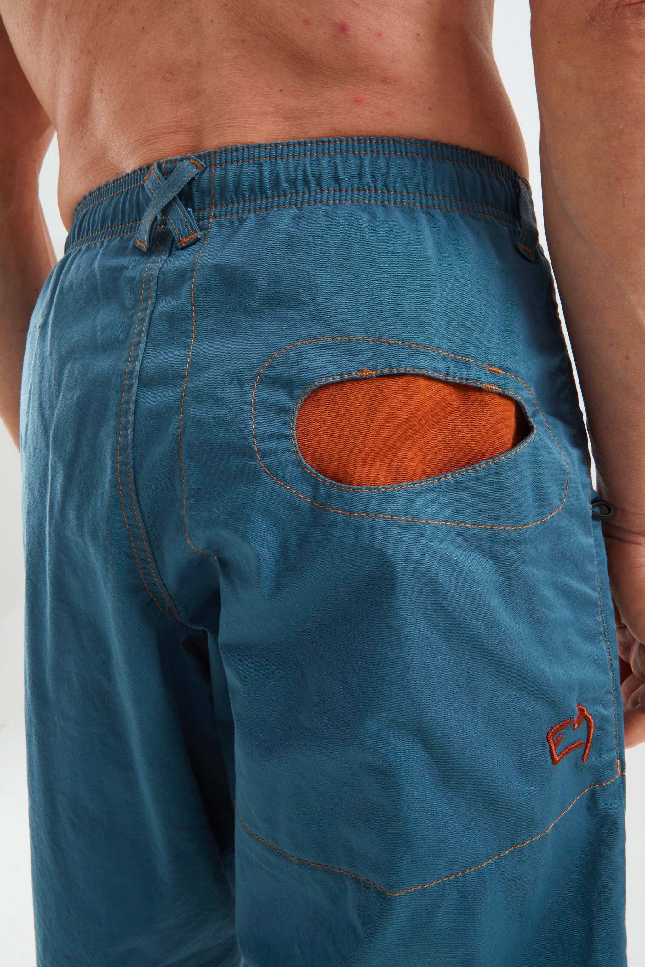 Shorts Rondo Short S in cotone biologico con tasche a contrasto, comfort eccellente e design urbano per arrampicata.