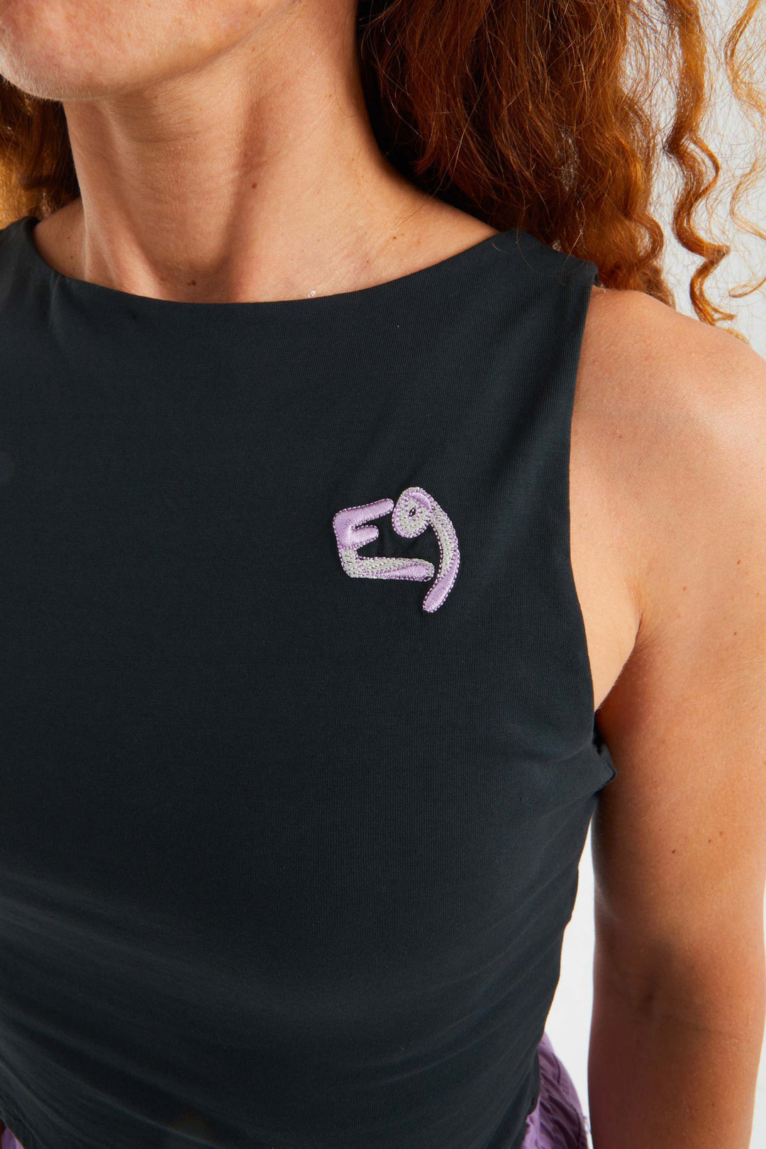 Crop top in organic biactive cotton with embroidered logo, slim cropped fit, designed for climbing and activewear.