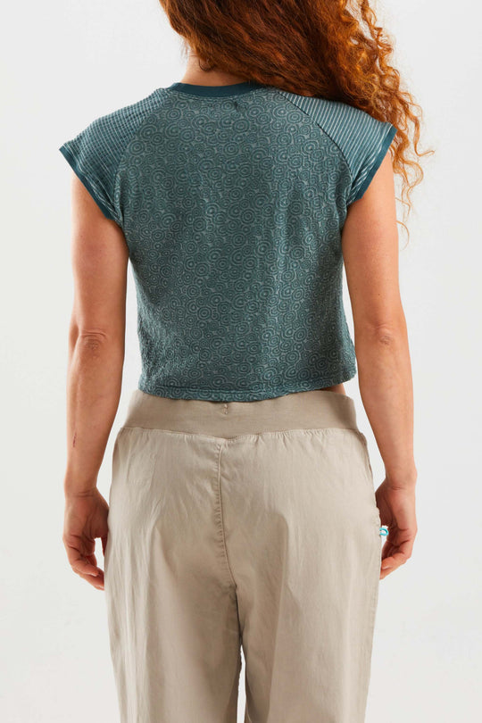 T-shirt outdoor Audrey verde acqua con maniche a righe e logo cuore, aderente e comoda per attività outdoor