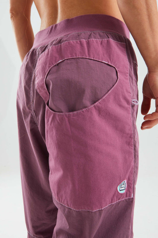 Pantaloni outdoor W Blat in popeline tecnico con cotone biologico, tasche a contrasto e fondo gamba regolabile, ideali per arrampicata e comfort.