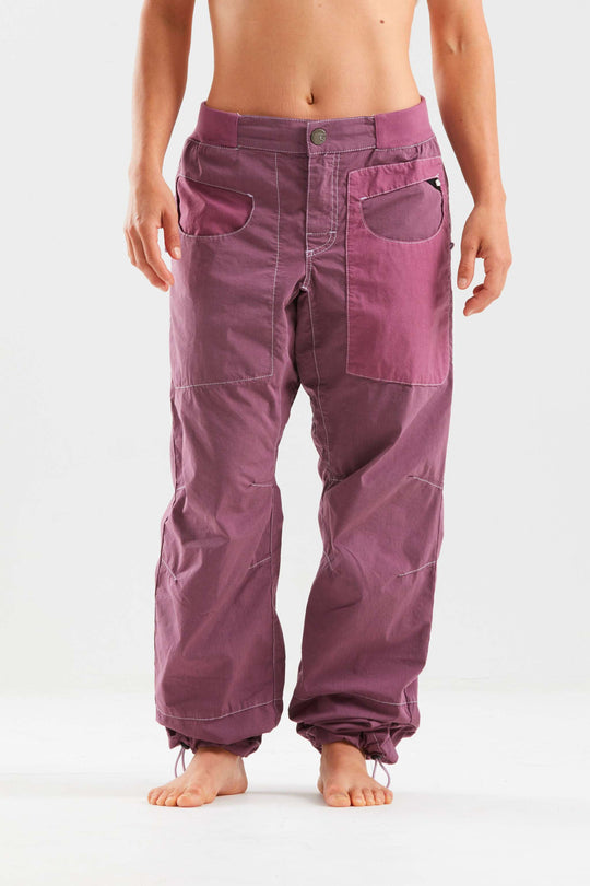 Pantaloni outdoor W Blat in popeline tecnico con 72% cotone biologico, tasche a contrasto, vita e fondo gamba regolabili, logo ricamato, made in Italy.