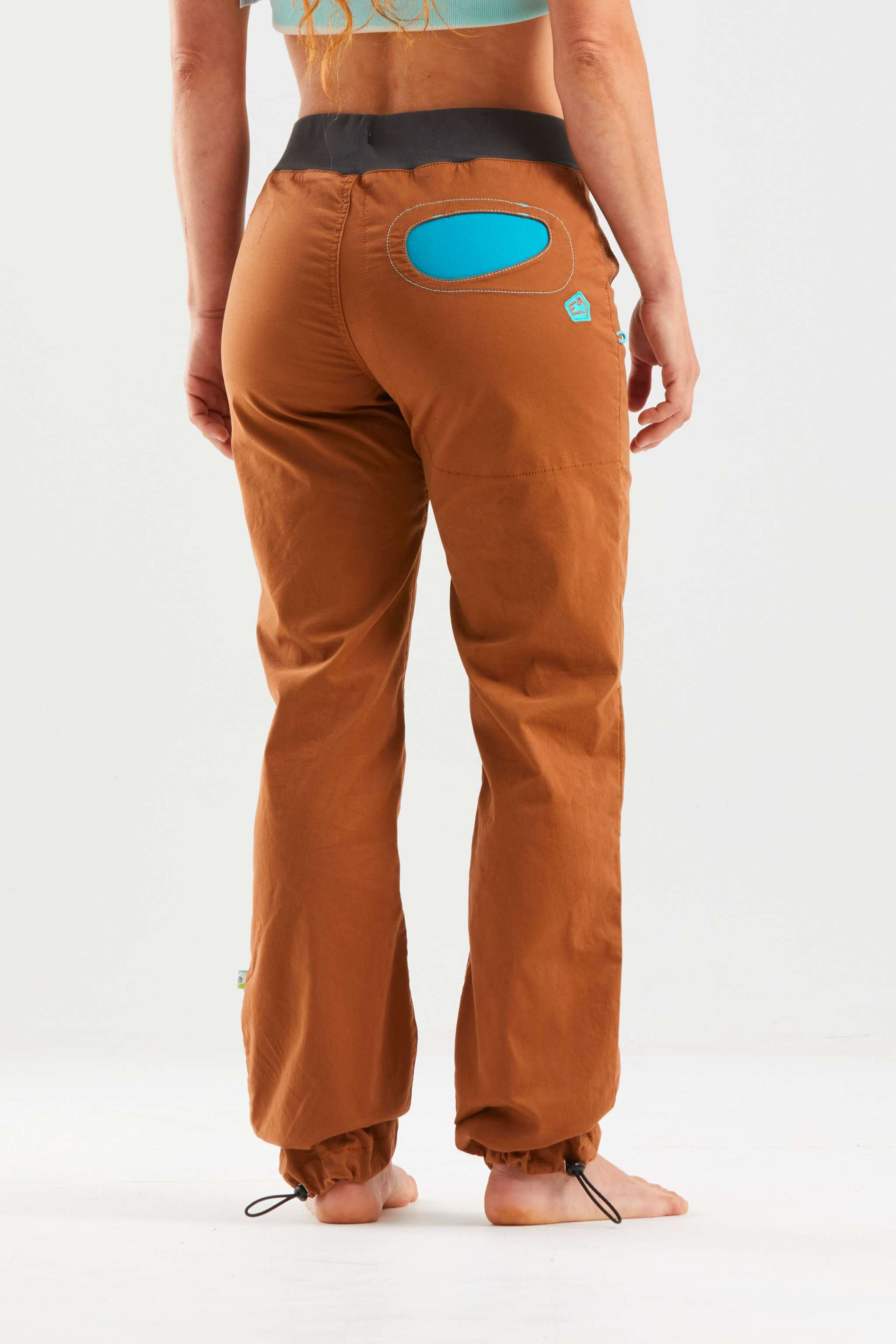 Onda Story slim fit elasticized organic cotton outdoor climbing pants with adjustable waist and leg cuffs, contrast pockets, and dual toothbrush holders, made in Italy.