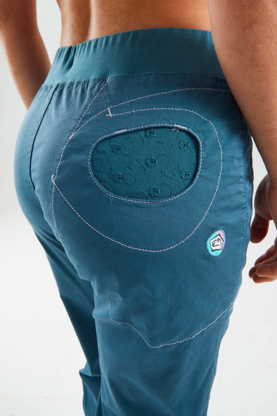 Pantaloni 3/4 outdoor in bamboo e cotone biologico con tasche in pizzo sangallo, vita regolabile e vestibilità slim fit per arrampicata e comfort.
