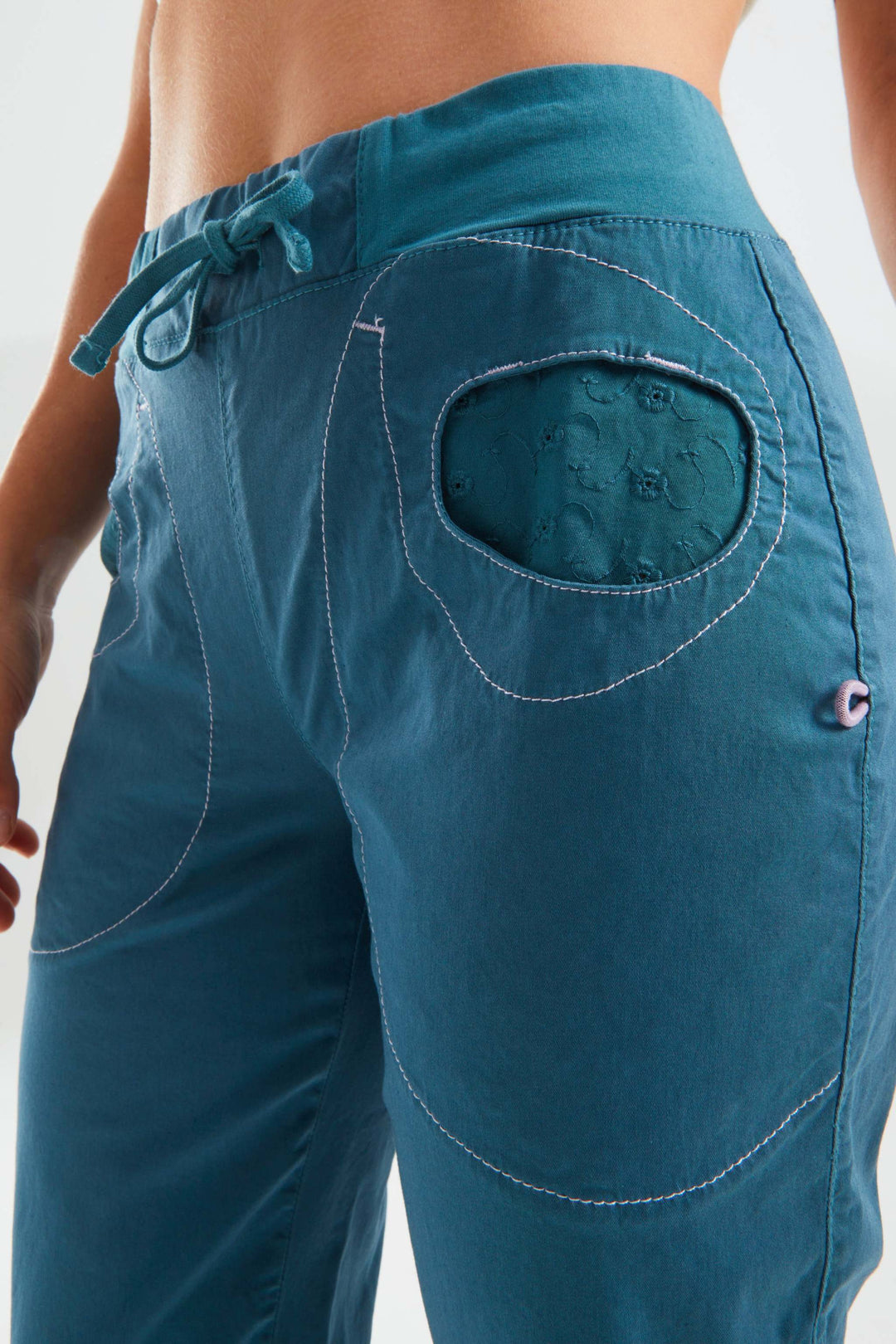 Pantaloni 3/4 outdoor in bamboo e cotone biologico con tasche in pizzo sangallo e vita regolabile, slim fit per arrampicata.