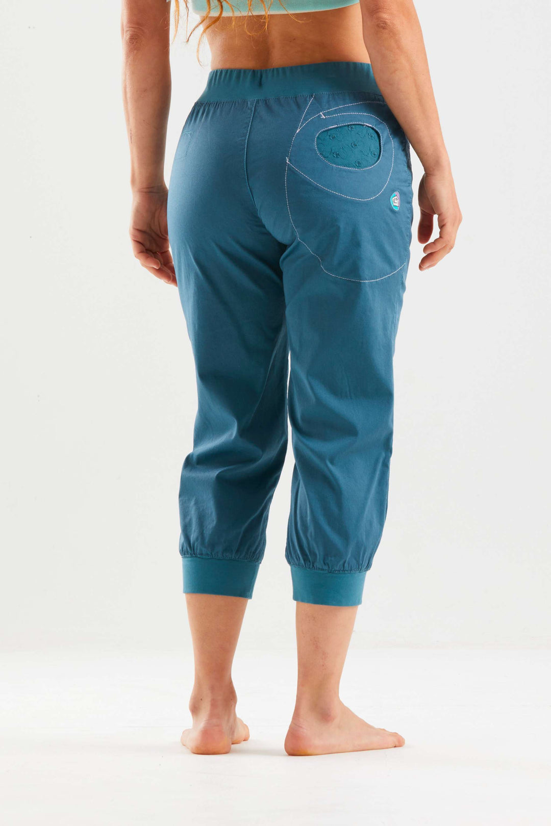 Pantaloni 3/4 outdoor in bamboo e cotone biologico con tasche in pizzo sangallo e vita regolabile, perfetti per arrampicata e comfort.