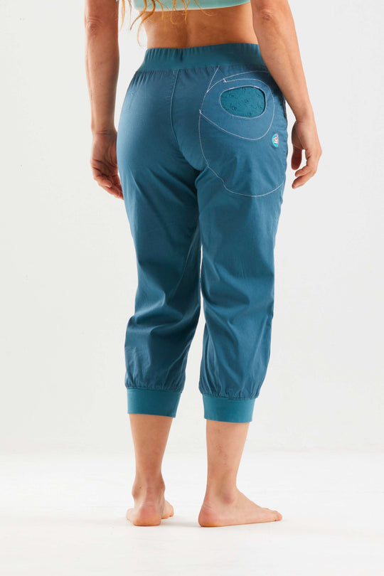 Pantaloni 3/4 outdoor in bamboo e cotone biologico con tasche in pizzo sangallo e vita regolabile, perfetti per arrampicata e comfort.